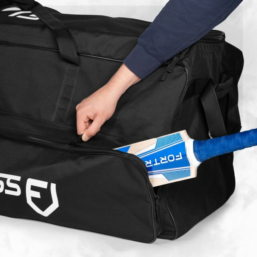 external bat pocket that can store 2 short-handle cricket bats