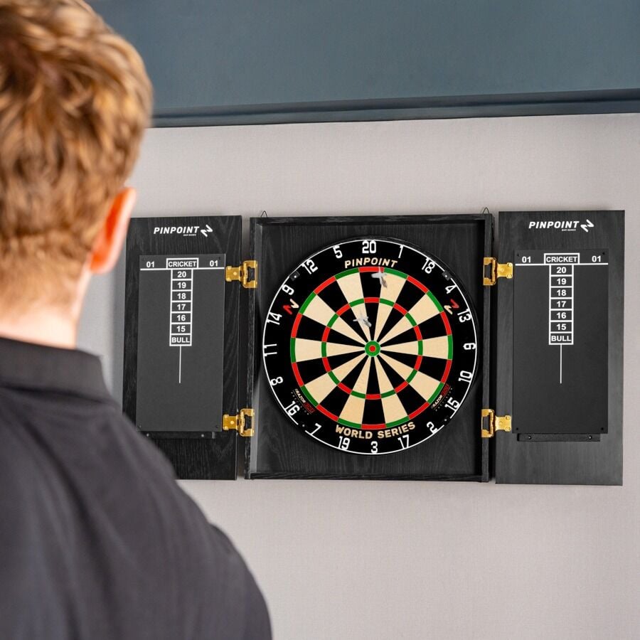 Winmau Set Freccette Con Bersaglio Professionale E Cabinet In Legno - Ideale Per Giocatori Esigenti