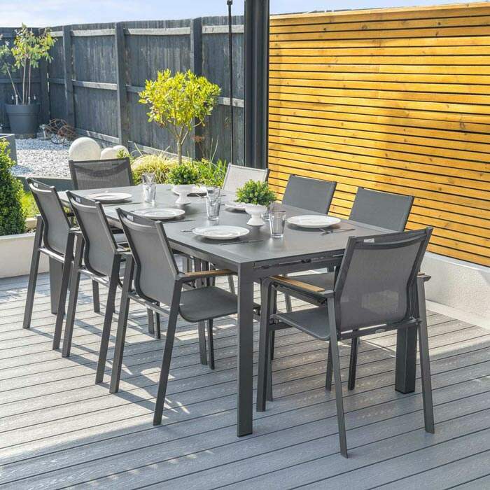 Extendable outdoor dining table and outlet chairs