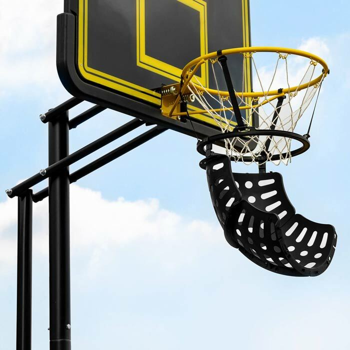 Un Ballon De Basket Dans Un Filet Sur Un Fond De Ciel Bleu La Balle A  Frappé Le Ring Jeu D'équipe Sportive Succès De La Victoire Conceptuelle  Frappant Le Sport Cible