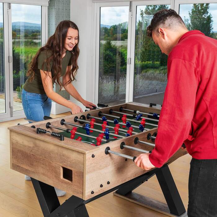 Fútbol de mesa. Futbolines en una sala de juegos para niños