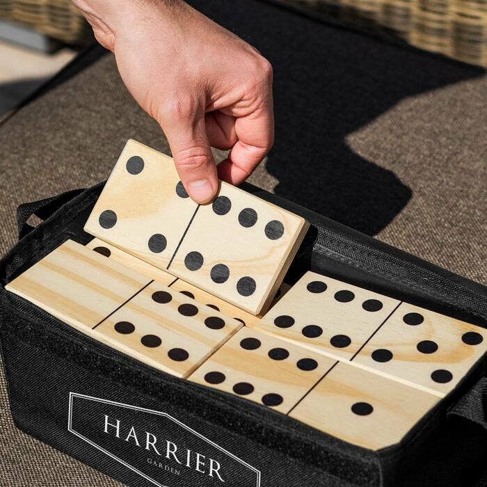 Giocare a Domino Su Un Tavolo Di Legno. Domines Di Gioco. Effetto Domino  Reazione a Catena E Disastri Fotografia Stock - Immagine di nero, marrone:  183224880